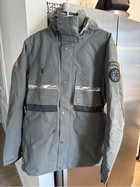 Brand New DC Men’s Snowboard Jacket Size Medium Gray